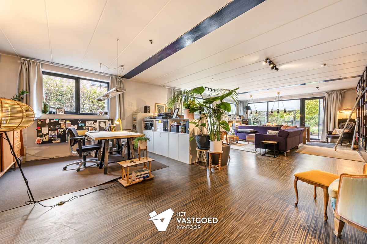 RUIME WONING MET COMMERCIELE OF MULTIFUNCTIONELE RUIMTE OP RUIM PERCEEL IN EEN GROENE OMGEVING