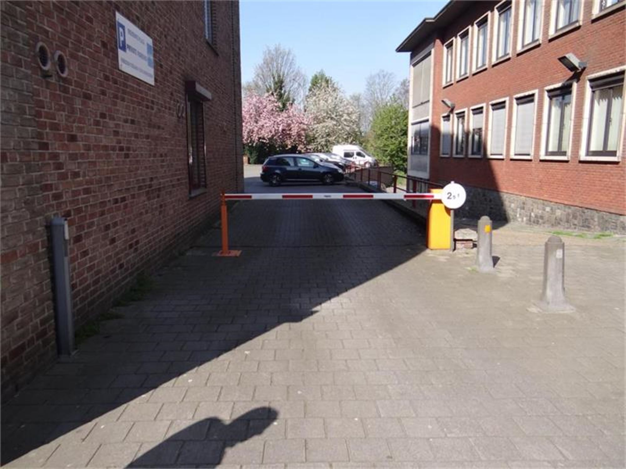 2 autostaanplaatsen in het centrum.