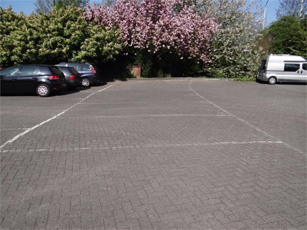 2 autostaanplaatsen in het centrum.