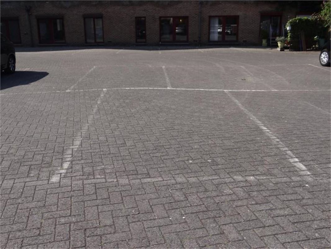2 autostaanplaatsen in het centrum.