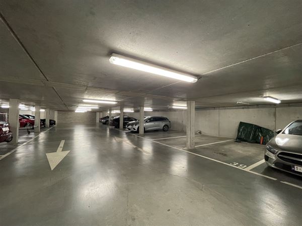 Zes ondergrondse staanplaatsen nabij het centrum!