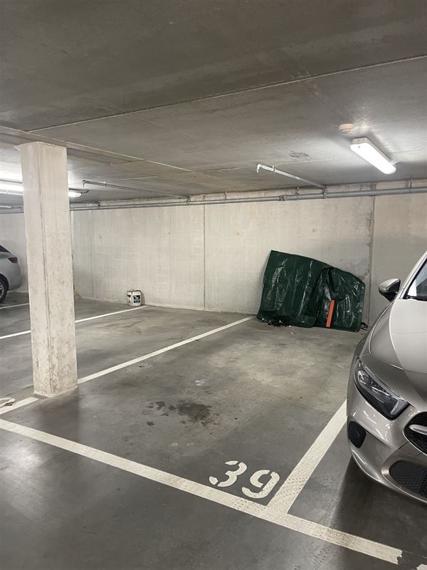 Zes ondergrondse staanplaatsen nabij het centrum!