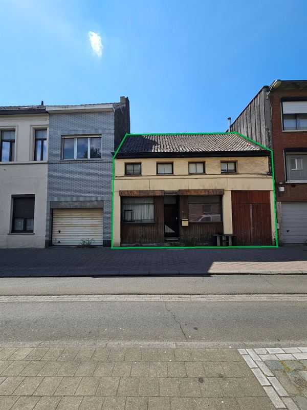 Te renoveren woning met garage
