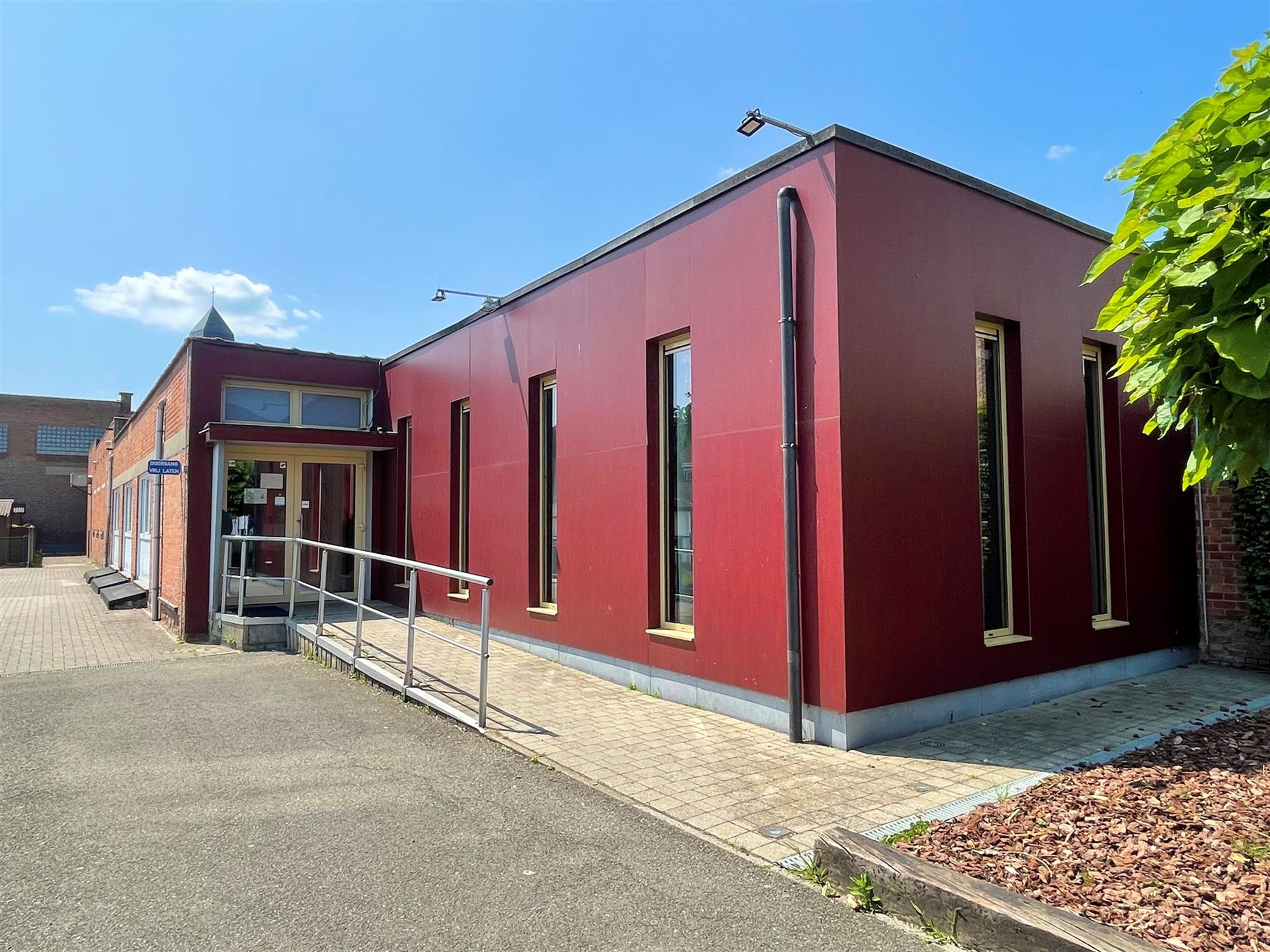 Buurthuis met verbruikszaal en keuken