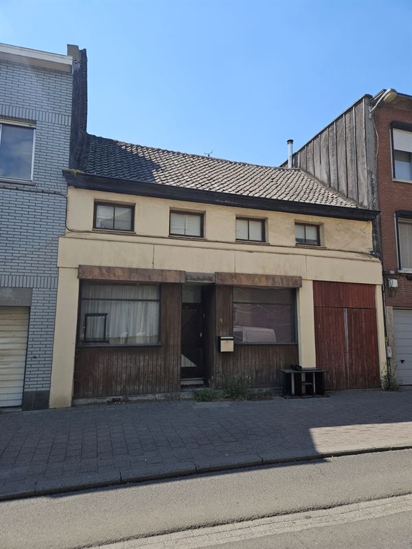 Te renoveren woning met garage