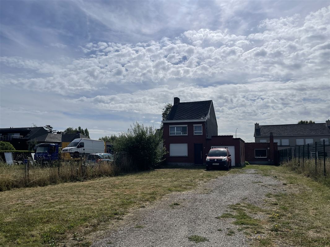 Woning met garage en bijgebouw