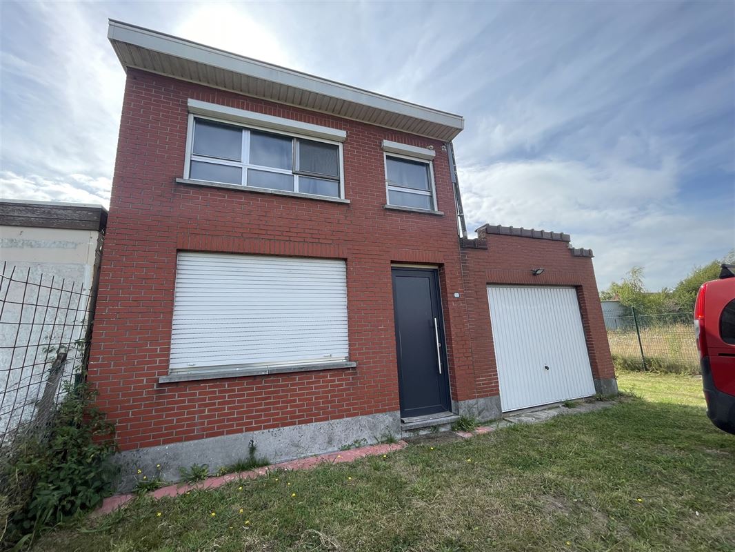 Woning met garage en bijgebouw
