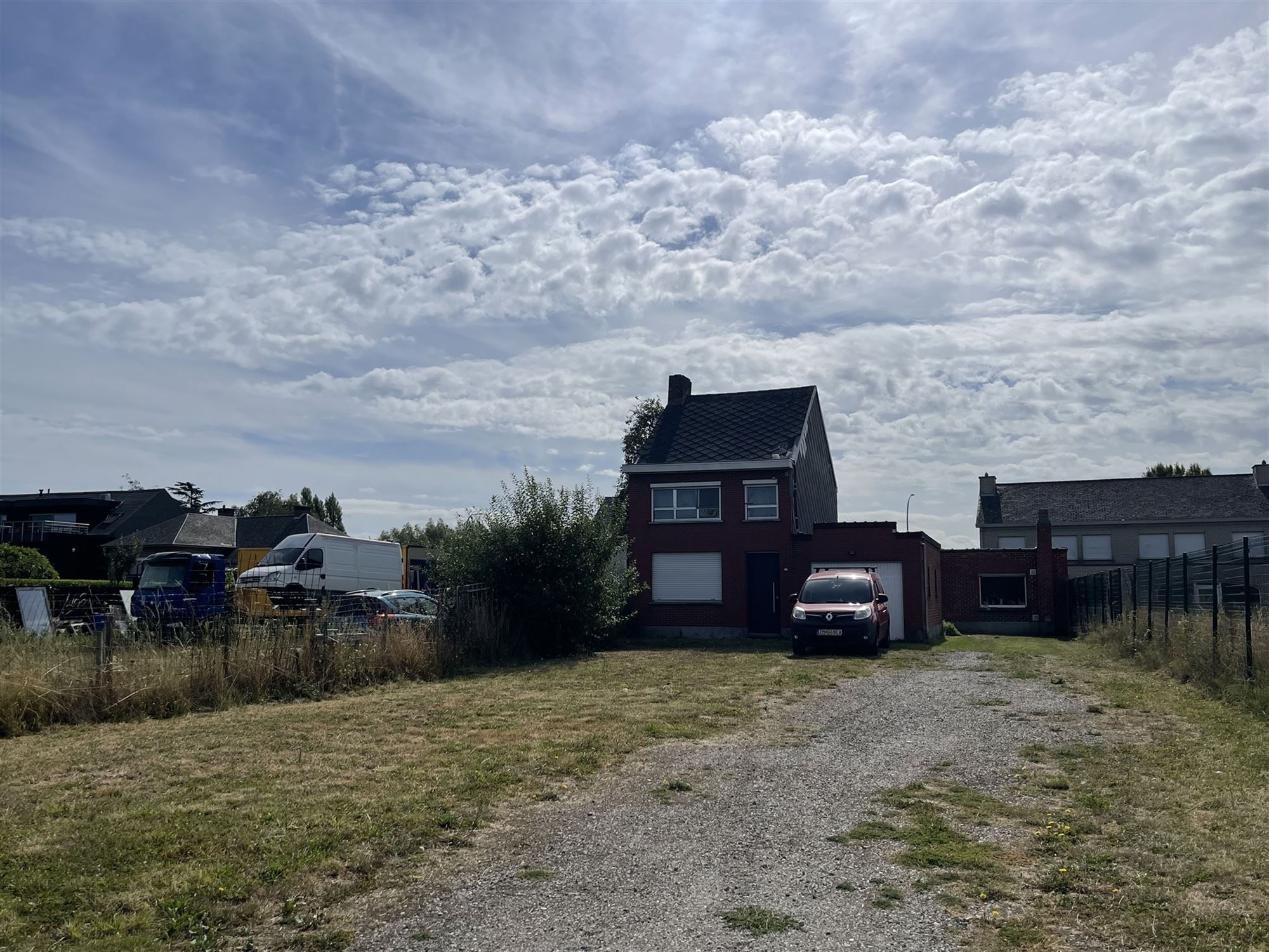 Woning met garage en bijgebouw