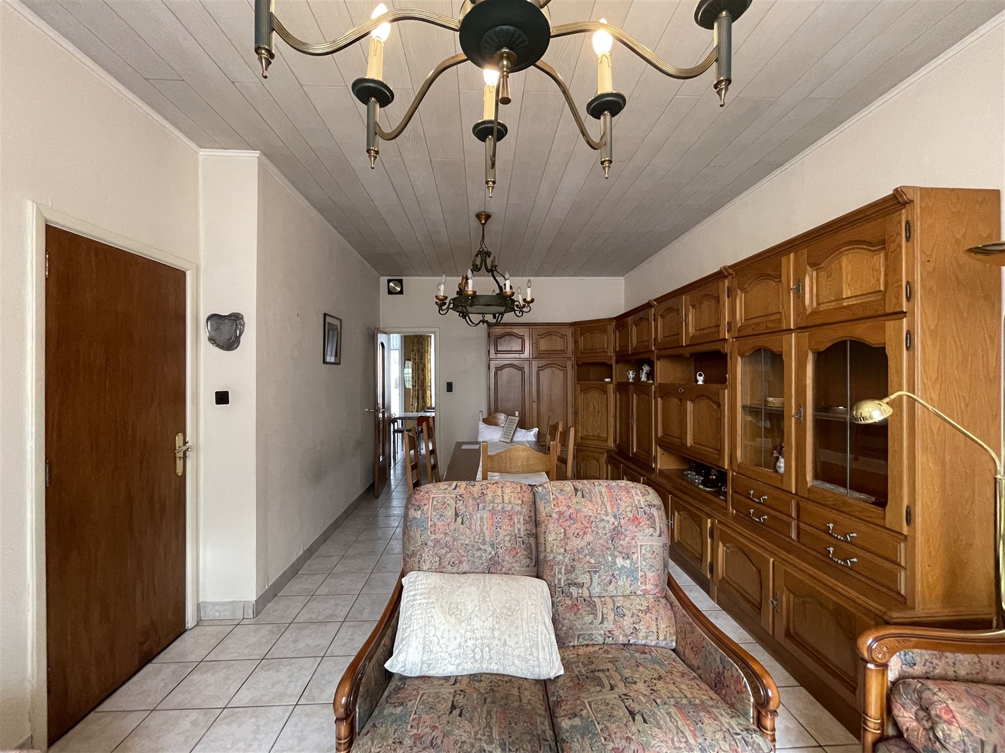 Woning met drie slaapkamers, terras en garage.