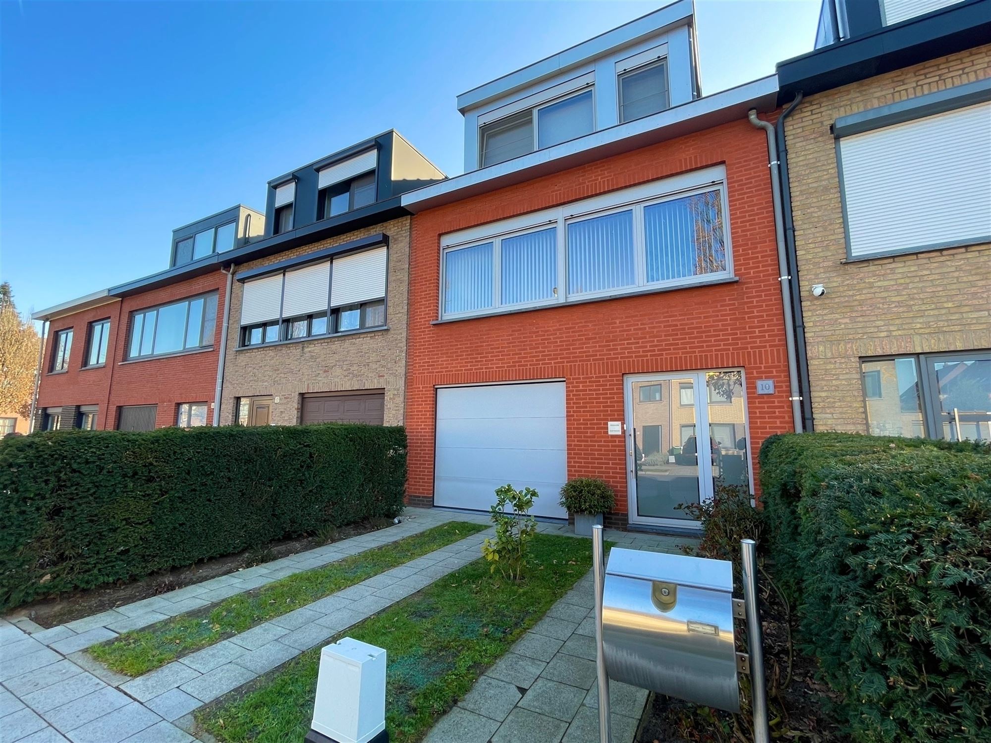 OPTIE -Gezinswoning met garage en tuin in doodlopende straat!