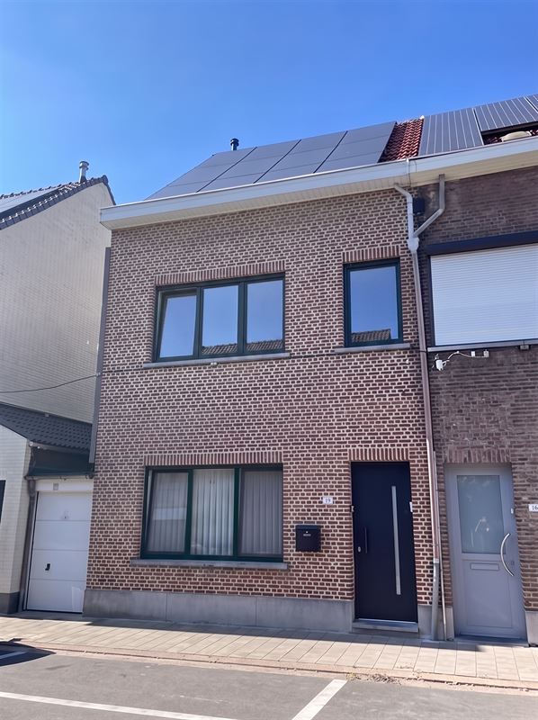 Volwaardige gezinswoning met zijingang en terras!