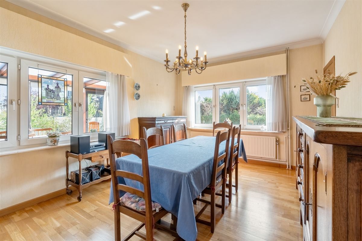 Huis halfopen bebouwing met tuin en garage