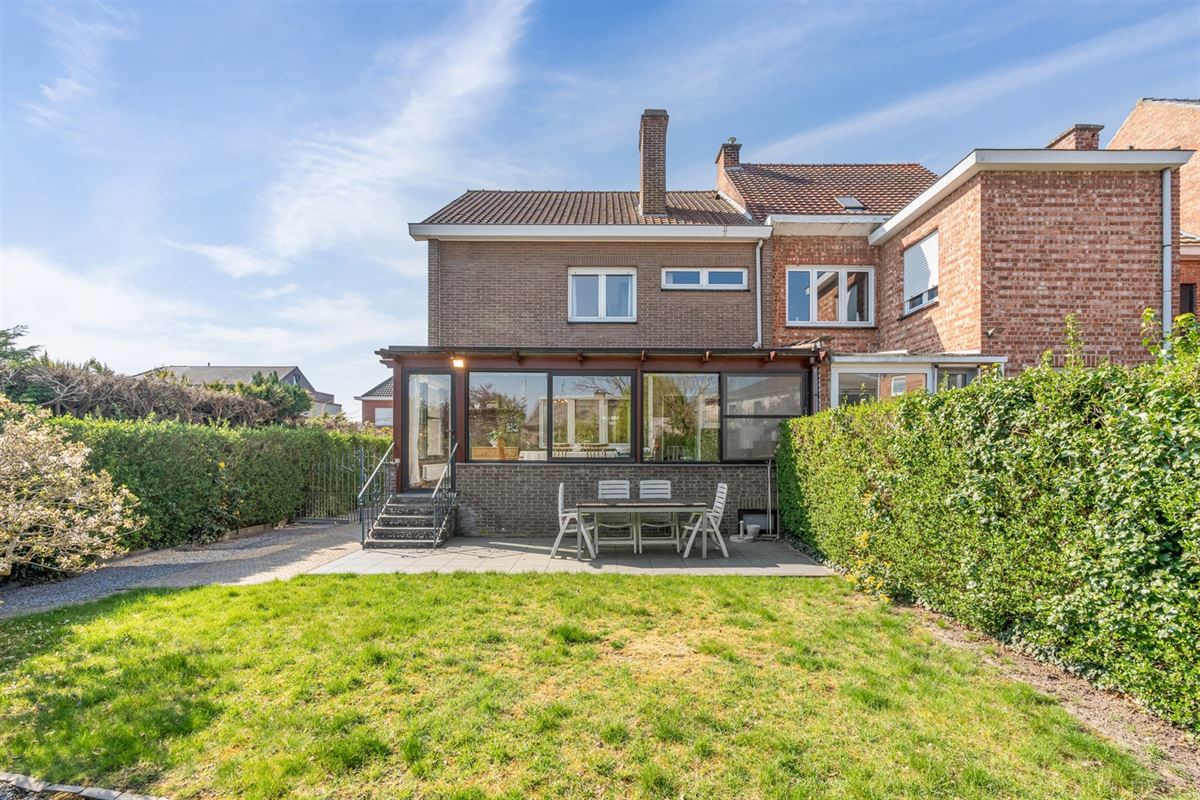 Huis halfopen bebouwing met tuin en garage