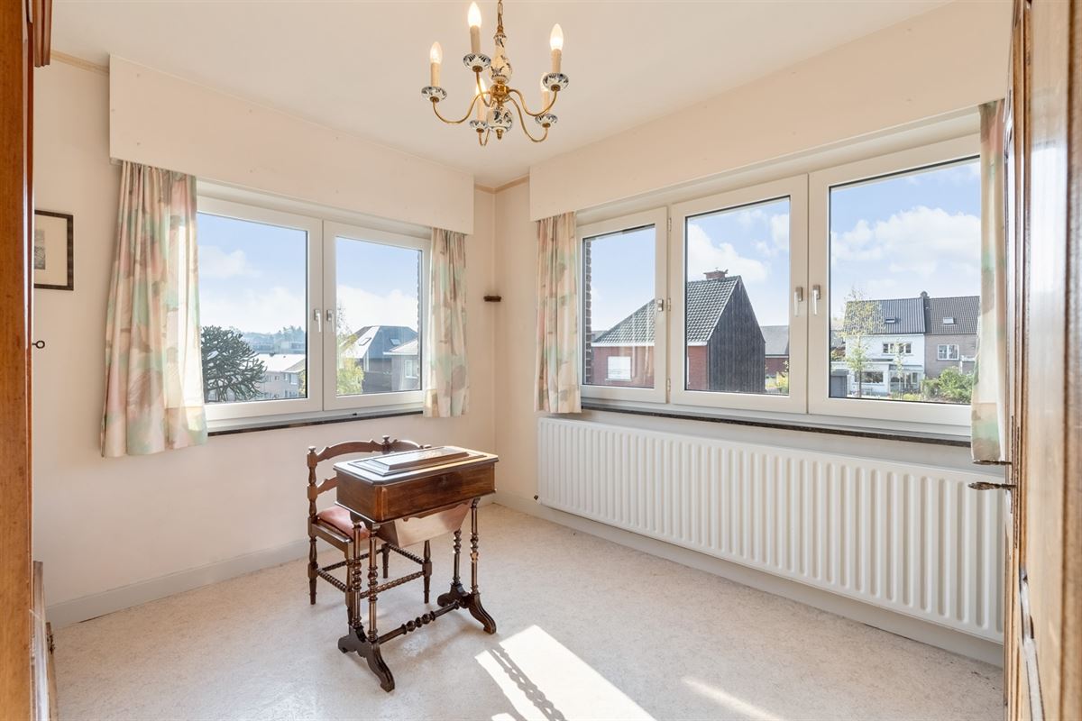 Huis halfopen bebouwing met tuin en garage