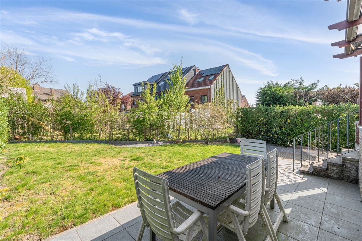 Huis halfopen bebouwing met tuin en garage