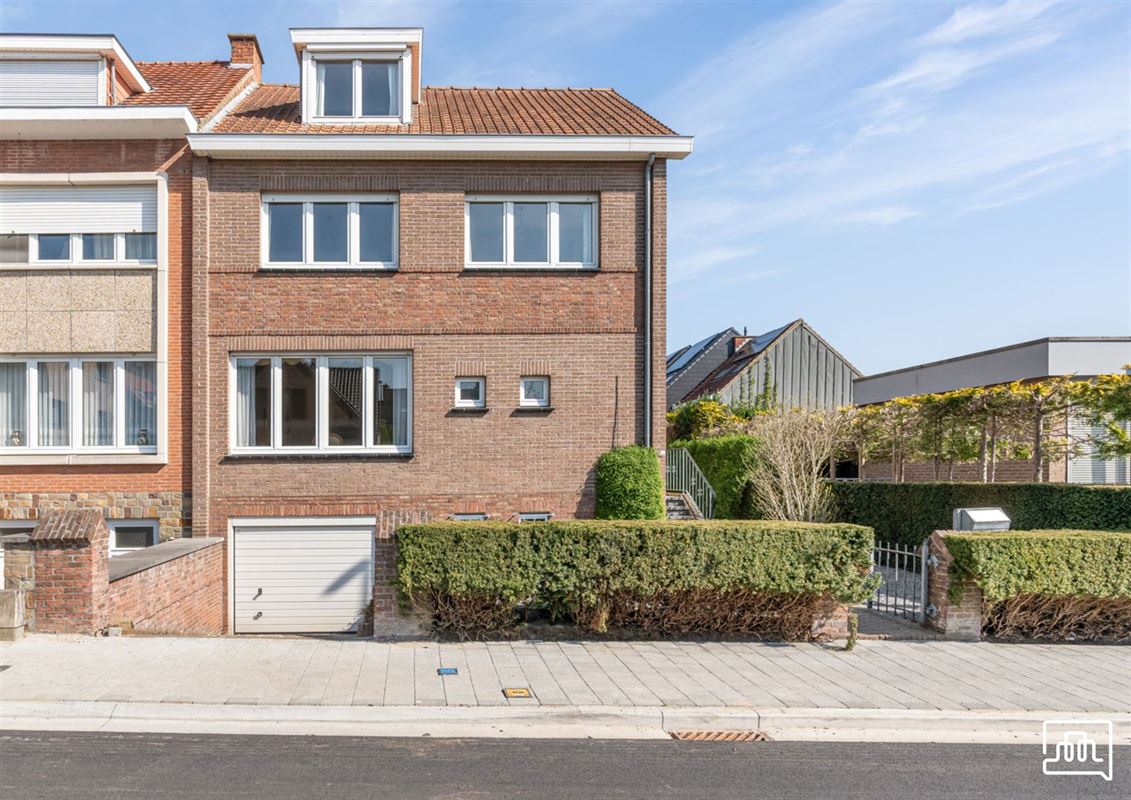 Huis halfopen bebouwing met tuin en garage