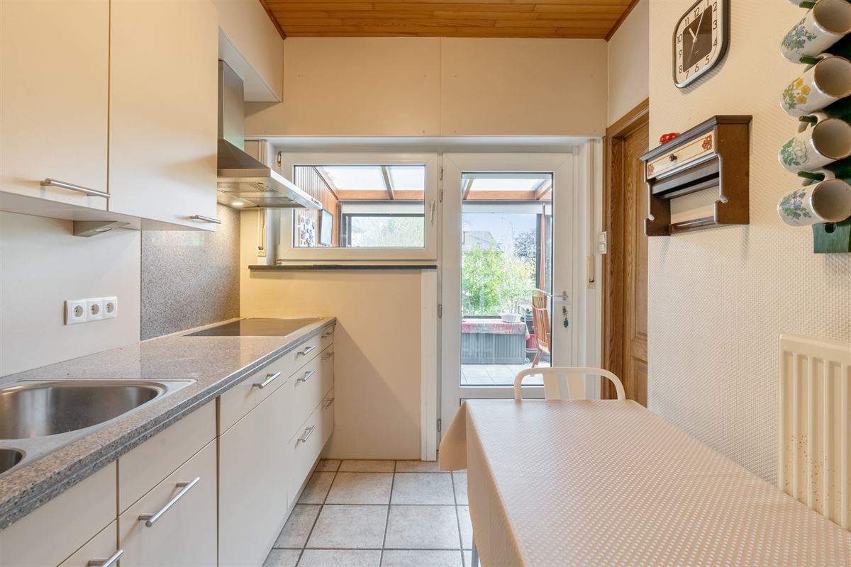 Huis halfopen bebouwing met tuin en garage