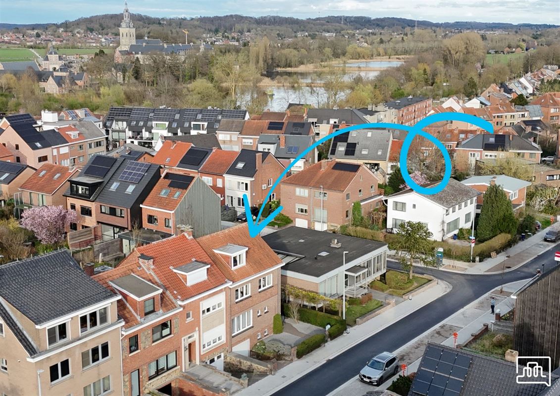 Huis halfopen bebouwing met tuin en garage