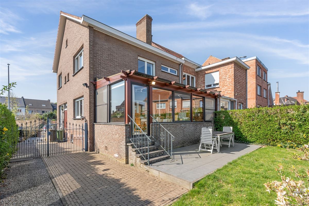 Huis halfopen bebouwing met tuin en garage