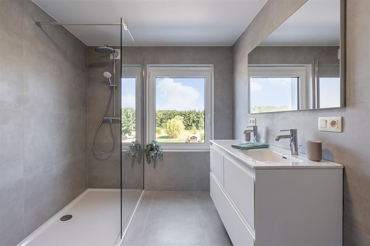 Volledig gerenoveerde lichtrijke woning