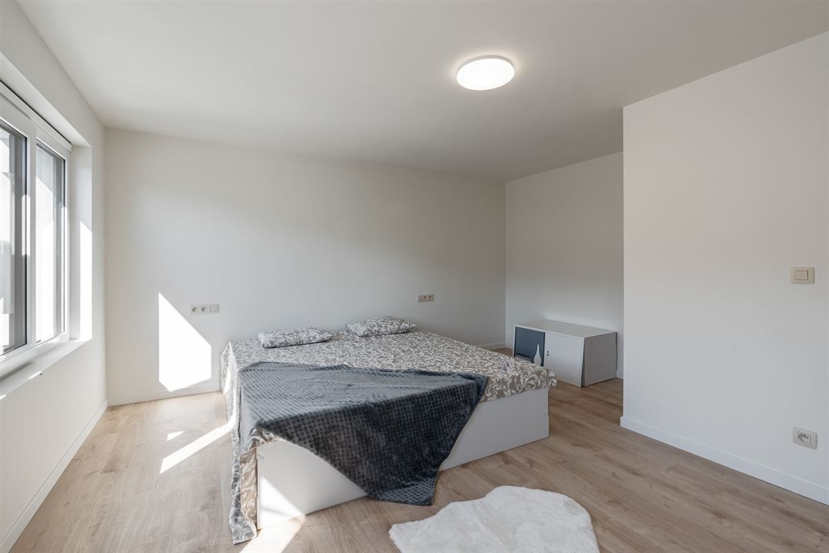 Volledig gerenoveerde lichtrijke woning