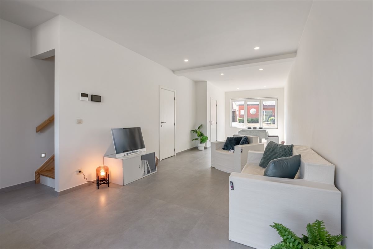 Volledig gerenoveerde lichtrijke woning