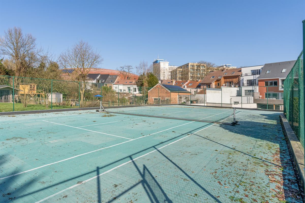 Luxeappartement met zicht op park met tennisveld