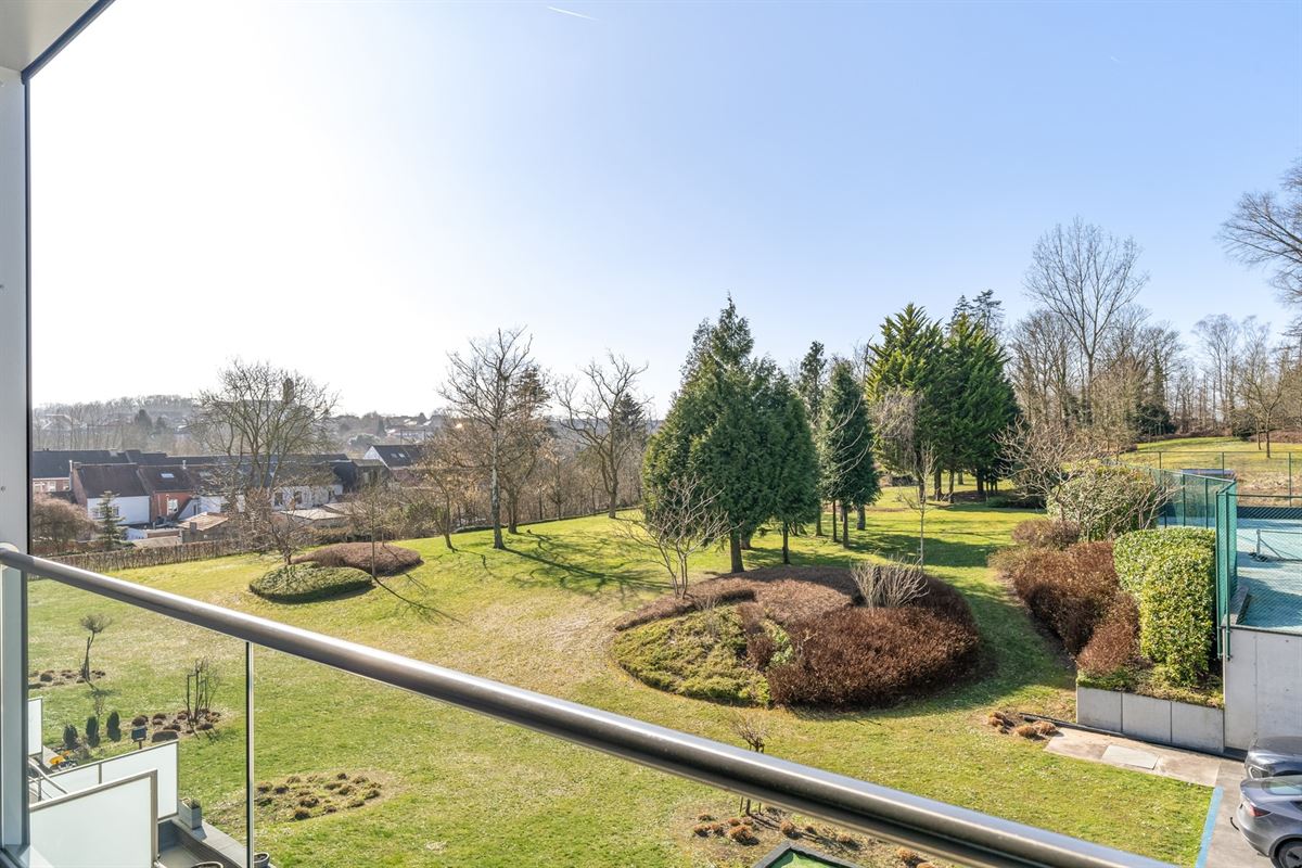Luxeappartement met zicht op park met tennisveld