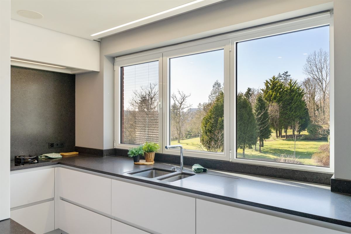 Luxeappartement met zicht op park met tennisveld