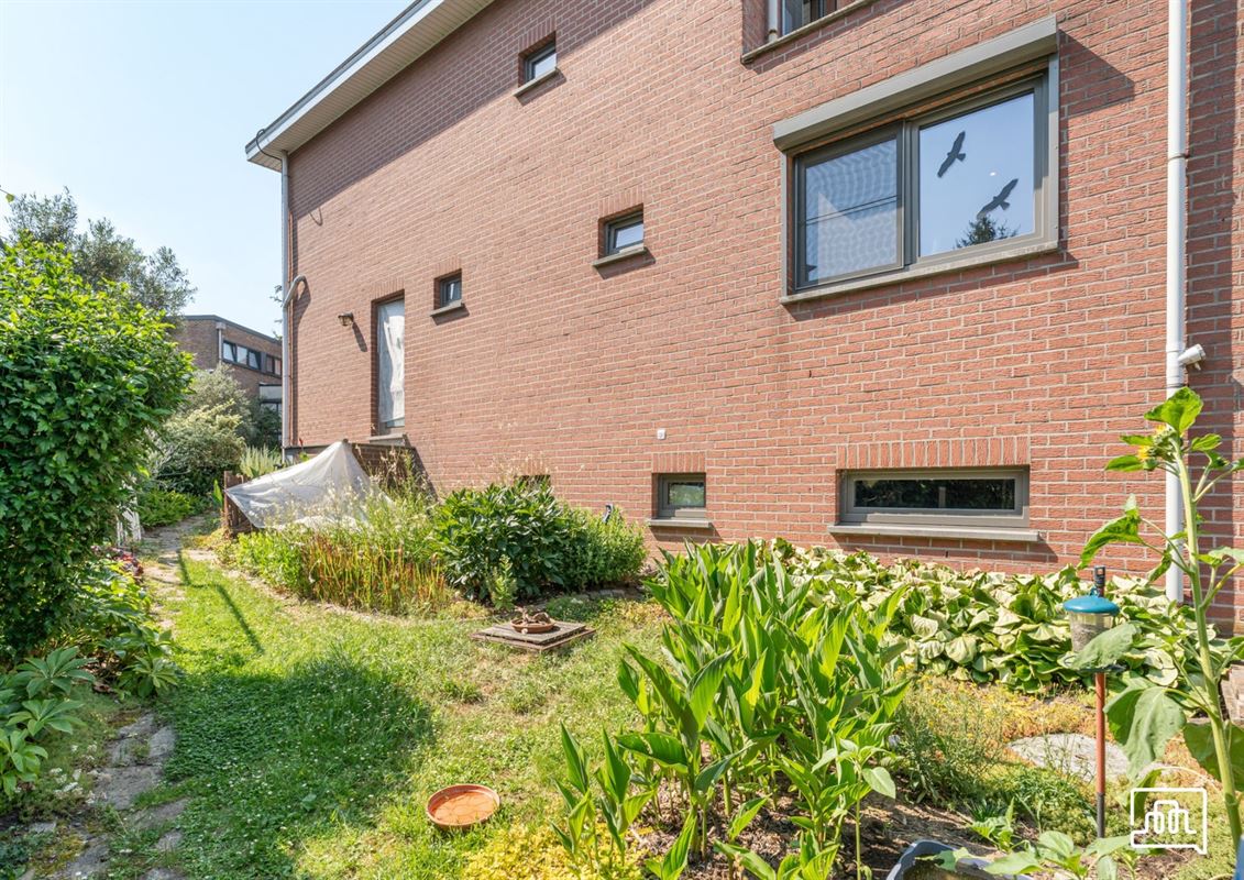 Huis met garage, tuin en drie slaapkamers