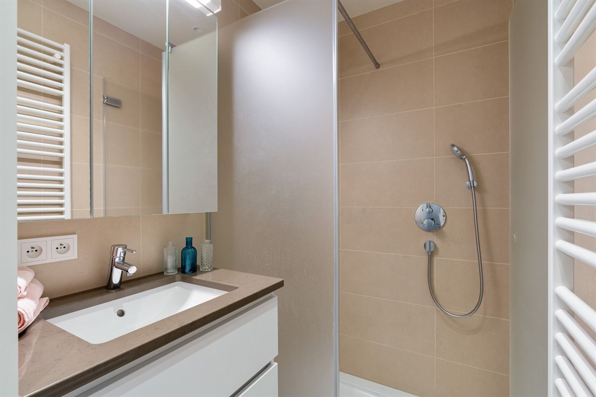 Luxeappartement met zicht op park met tennisveld