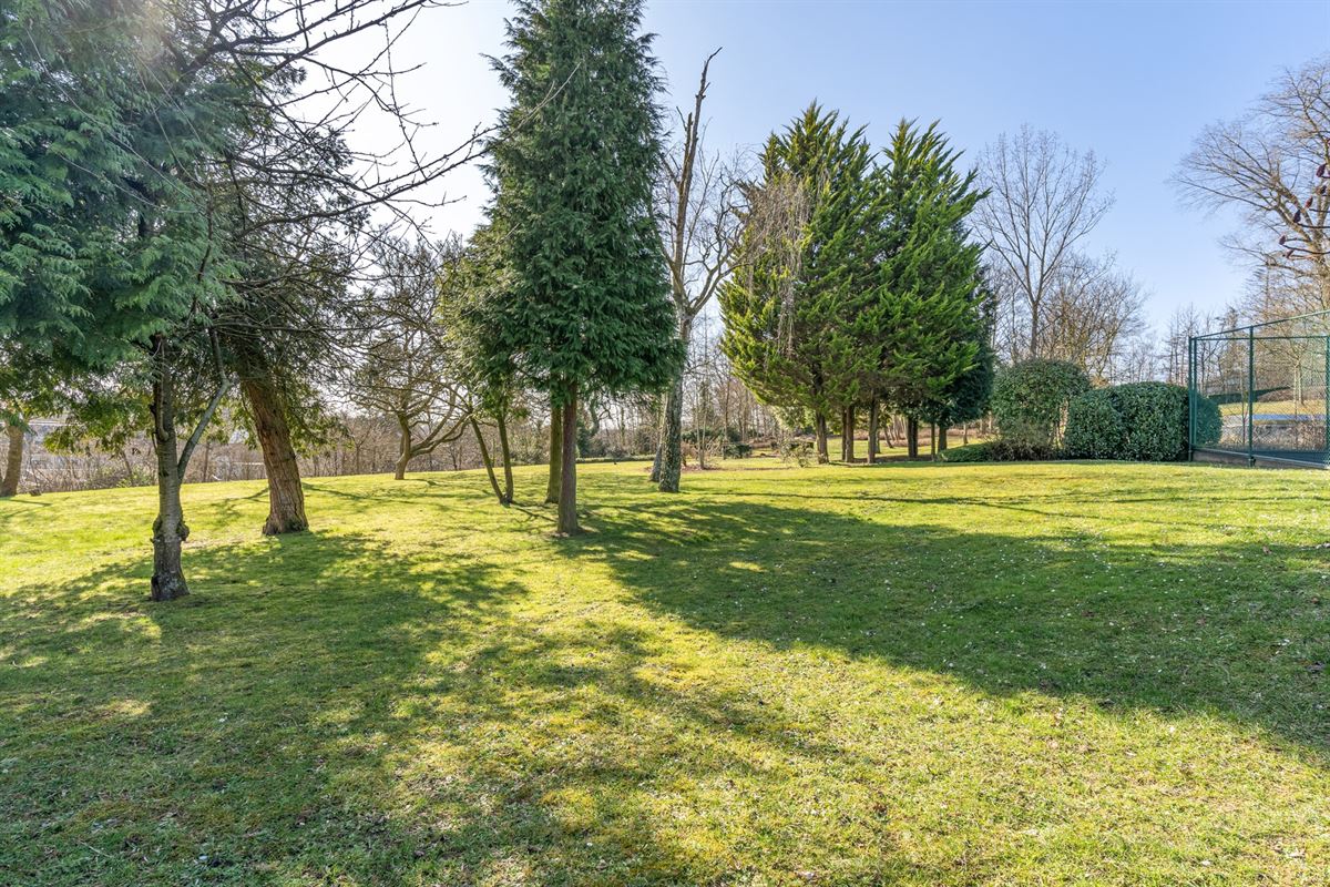 Luxeappartement met zicht op park met tennisveld