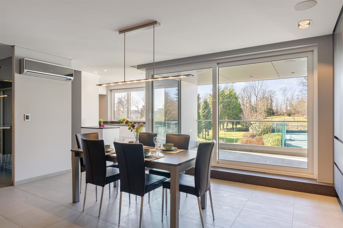 Luxeappartement met zicht op park met tennisveld