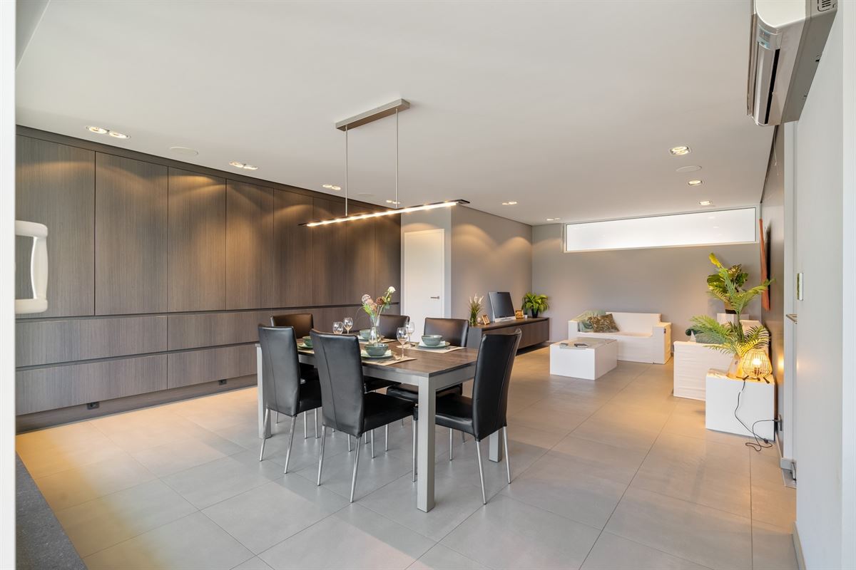 Luxeappartement met zicht op park met tennisveld