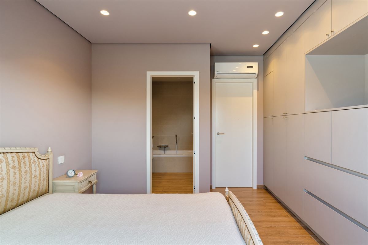 Luxeappartement met zicht op park met tennisveld