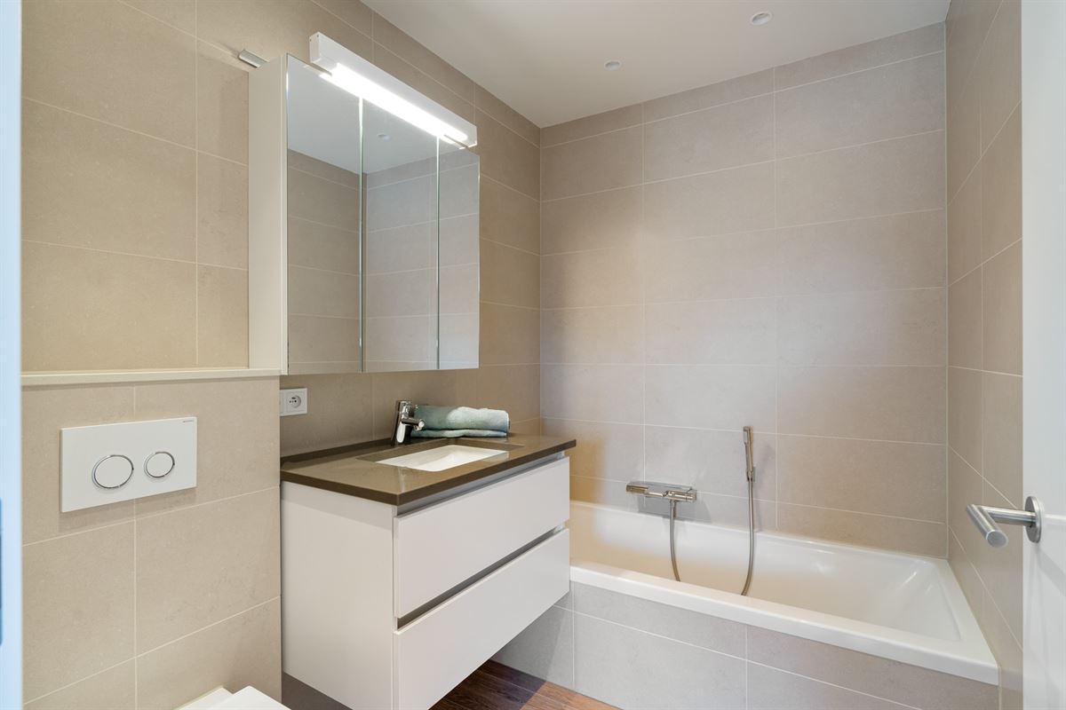 Luxeappartement met zicht op park met tennisveld