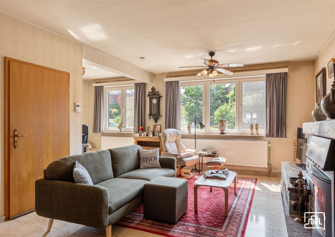 Huis met garage, tuin en drie slaapkamers