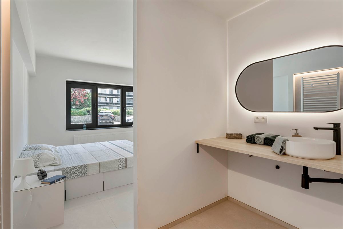 Volledig gerenoveerd 1-slaapkamerappartement met autostaanplaats