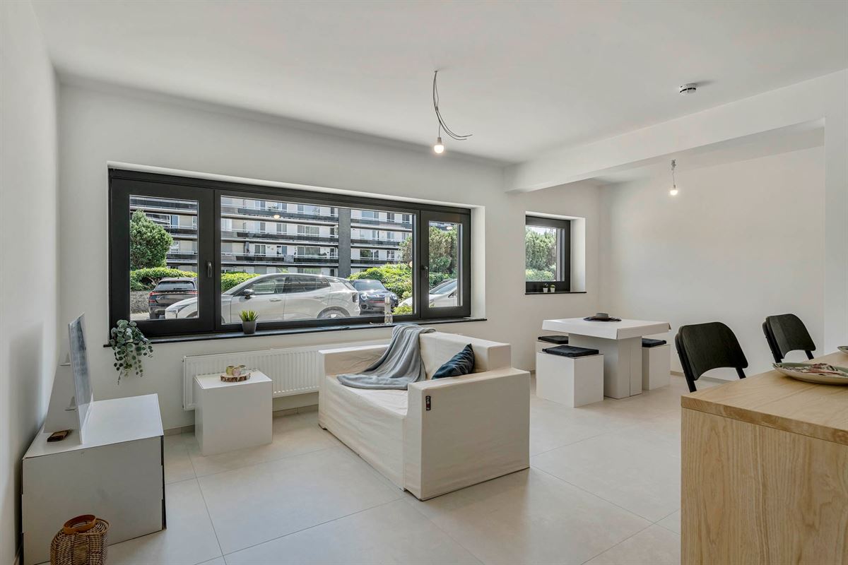 Volledig gerenoveerd 1-slaapkamerappartement met autostaanplaats