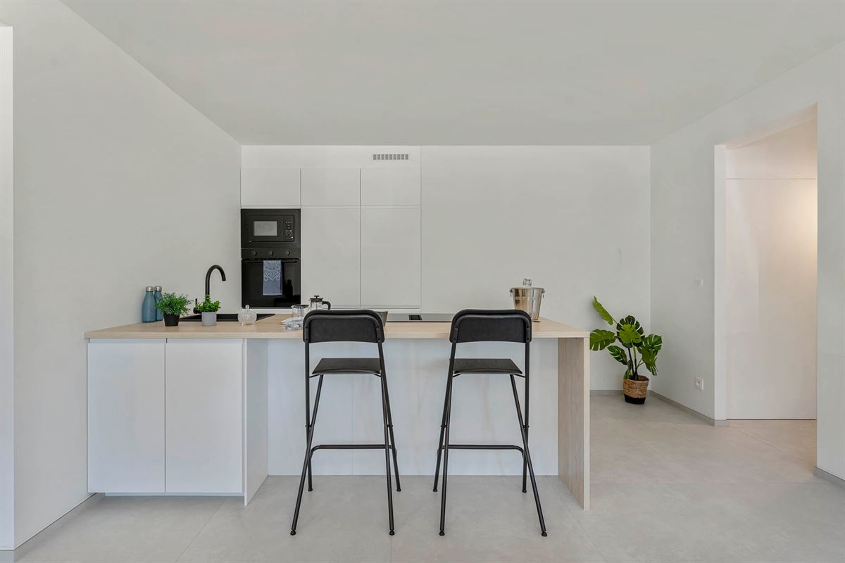 Volledig gerenoveerd 1-slaapkamerappartement met autostaanplaats