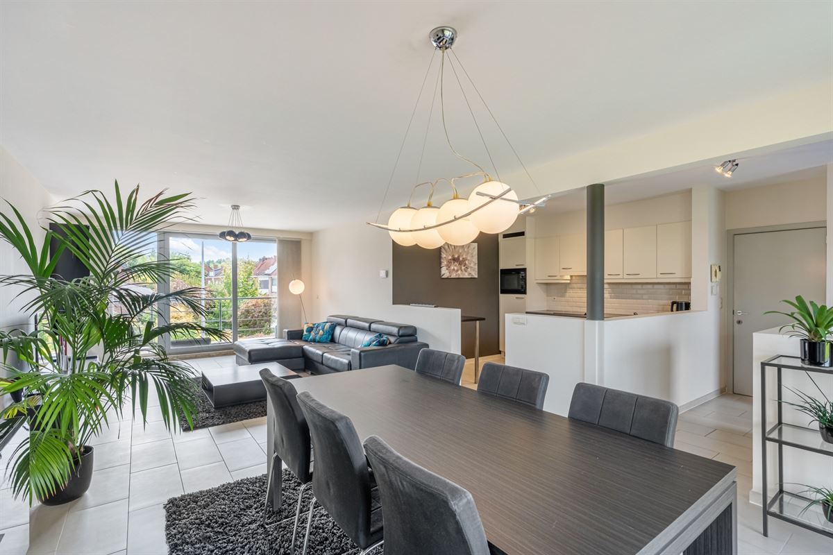 Ruim 2-slaapkamerappartement met 2 terrassen en autostaanplaats