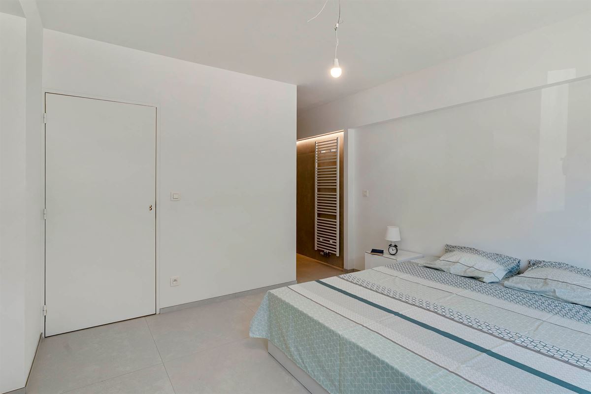 Volledig gerenoveerd 1-slaapkamerappartement met autostaanplaats