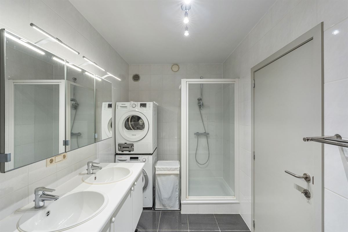 Ruim 2-slaapkamerappartement met 2 terrassen en autostaanplaats