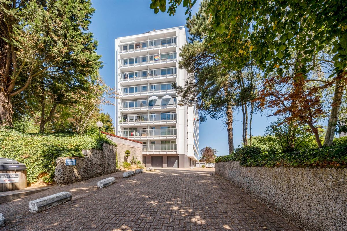 Volledig gerenoveerd 1-slaapkamerappartement met autostaanplaats