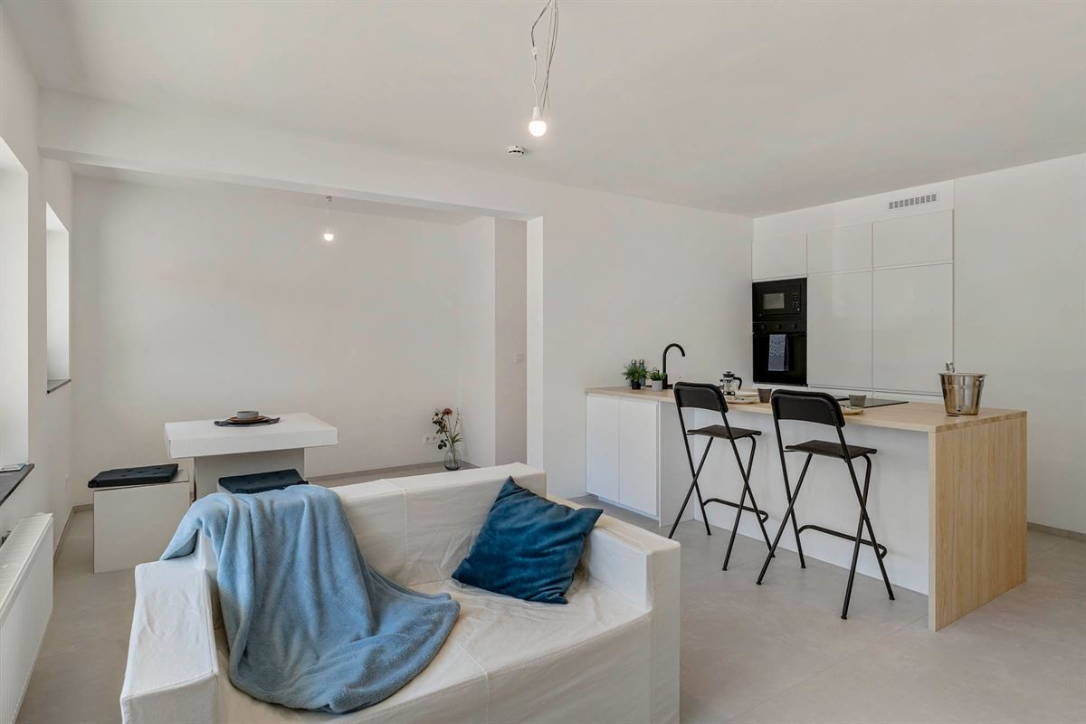 Volledig gerenoveerd 1-slaapkamerappartement met autostaanplaats