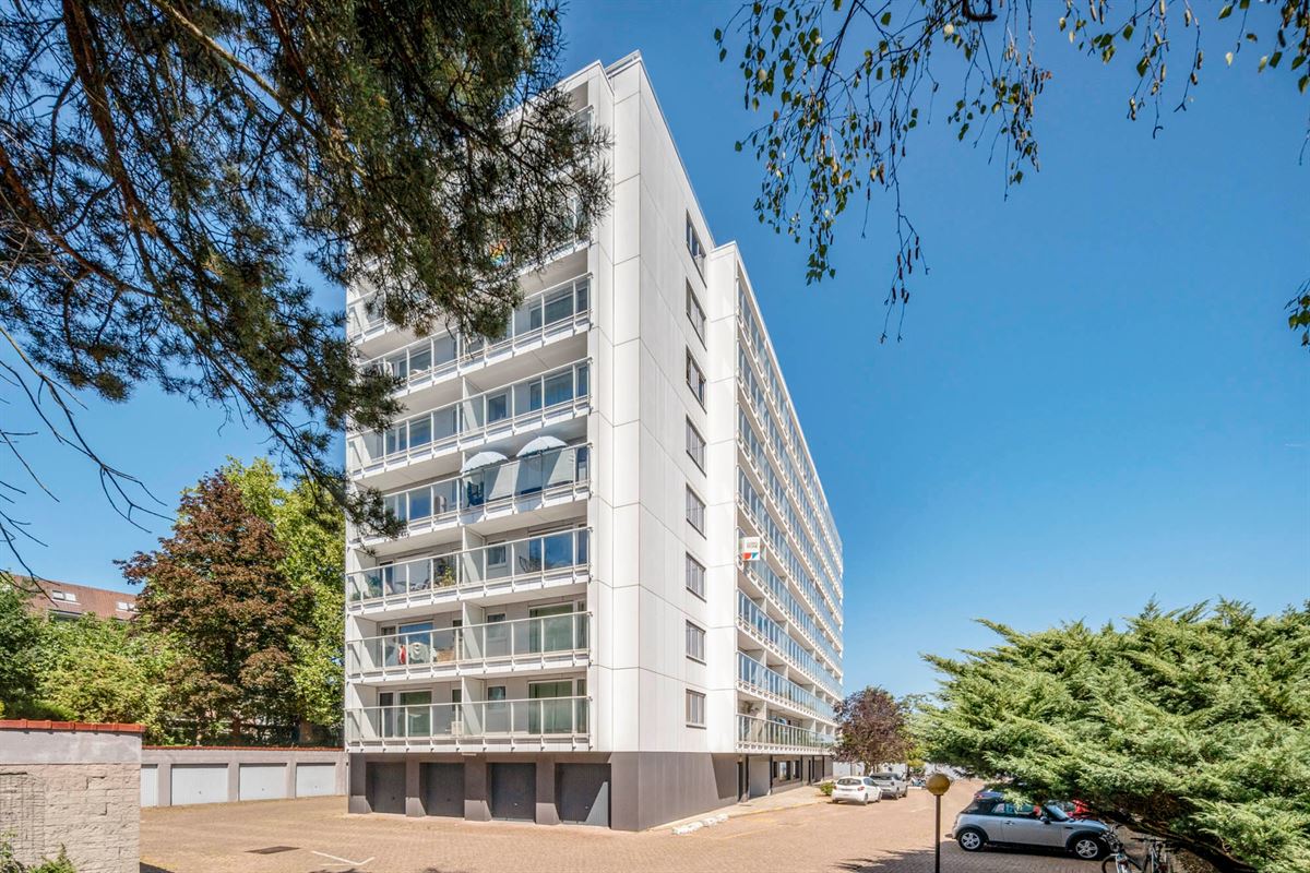 Volledig gerenoveerd 1-slaapkamerappartement met autostaanplaats