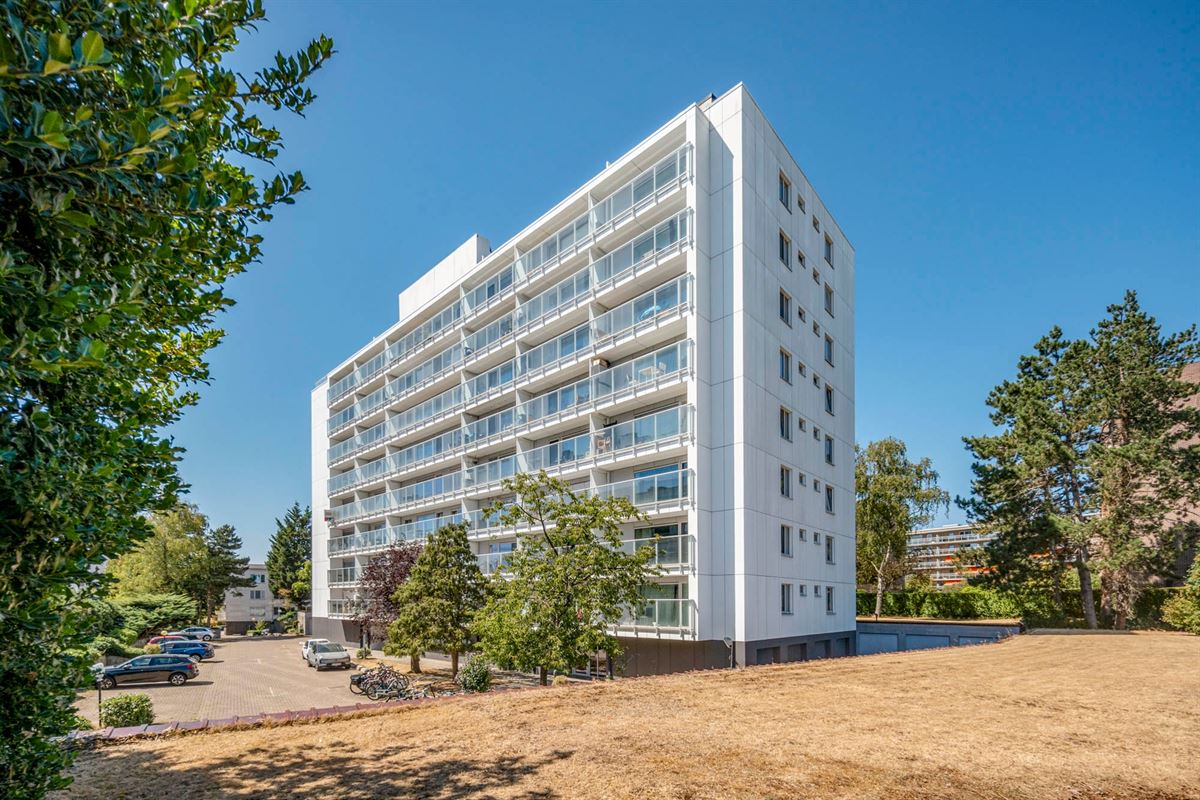Volledig gerenoveerd 1-slaapkamerappartement met autostaanplaats