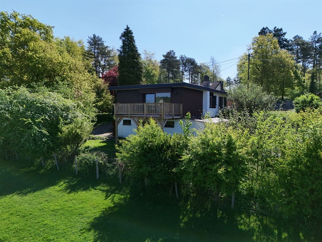 Bungalow rénové avec vue, grand garage et jardin.