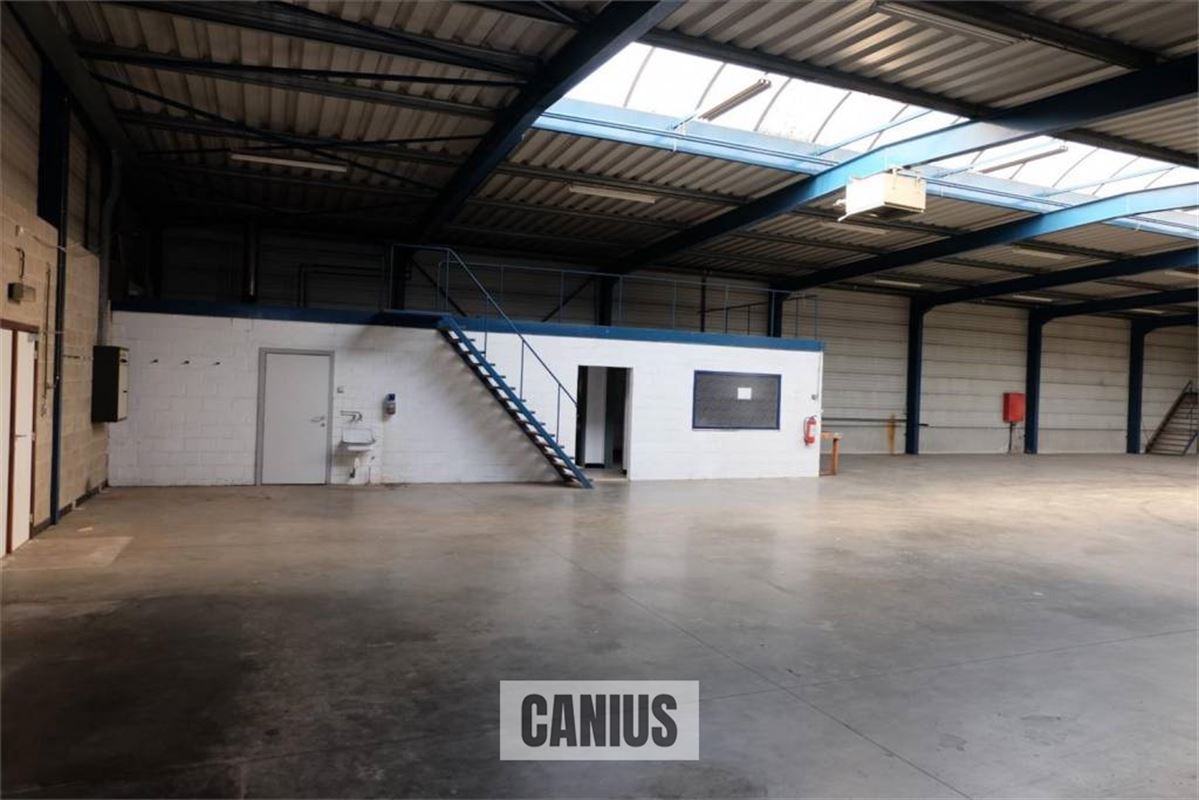 COMMERCIEEL GEBOUW MET MAGAZIJN EN WONING OP EEN ZICHTBARE LOCATIE