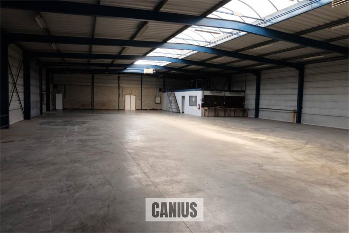 COMMERCIEEL GEBOUW MET MAGAZIJN EN WONING OP EEN ZICHTBARE LOCATIE